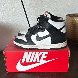 NIKE HI TOP DUNK BLACK AND WHITE BOYS SIZE 6.5